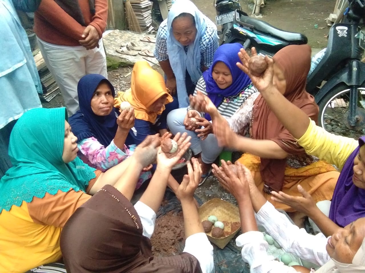 Berdayakan Masyarakat, LAZ Al Azhar Beri Pelatihan Membuat Telur Asin