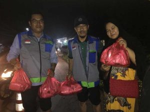 LAZIS Nurul Falah Bagikan Makanan Untuk Guru Ngaji Korban Bencana Banjir Bekasi