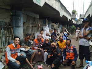 Relawan Nusantara Bagikan Nasi Bungkus Untuk Para Pemulung
