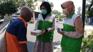 Peduli Dampak Pandemi, Lazis Jateng Solo Bagi Nasi Kotak