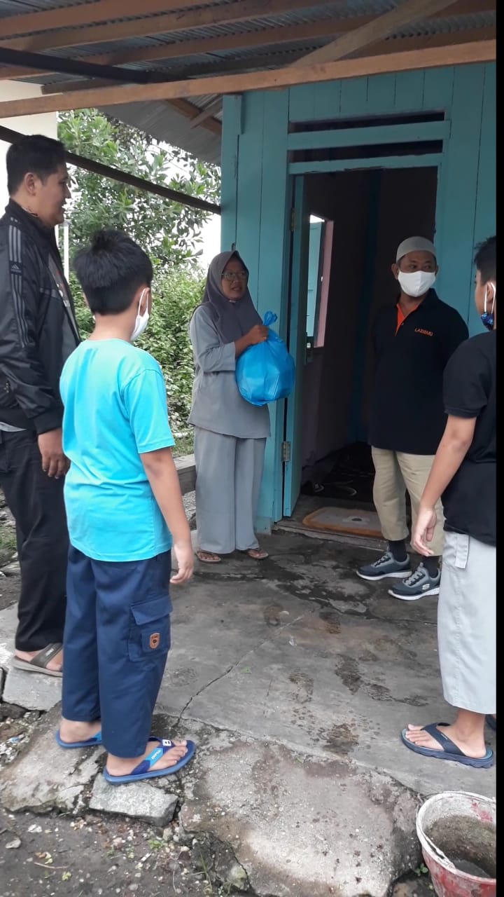 LAZISMU dan MCCC Banjarbaru bagikan Paket Iftar Untuk Para Mualaf