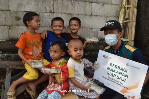 WIZ Bagikan Makanan Siap Saji untuk Dhuafa di Pemukiman Kumuh Hertsaning