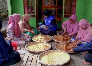 Ibu-ibu Binaan DT Peduli Kalsel Belajar Membuat Kerajinan dari Purun