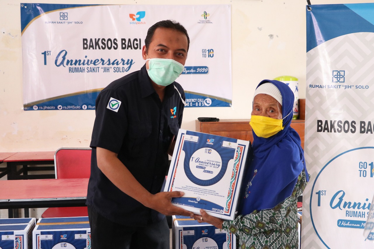 Rumah Sakit JIH Solo Gandeng Solopeduli Bagikan 200 Paket Sembako untuk Dhuafa