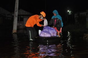 Hingga Malam, Relawan Rumah Zakat Antarkan Makanan dari Forum Lingkar Pena untuk Korban Banjir