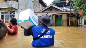 Rumah Yatim Salurkan Ratusan Sembako untuk Penyintas Banjir di Kalimantan Barat