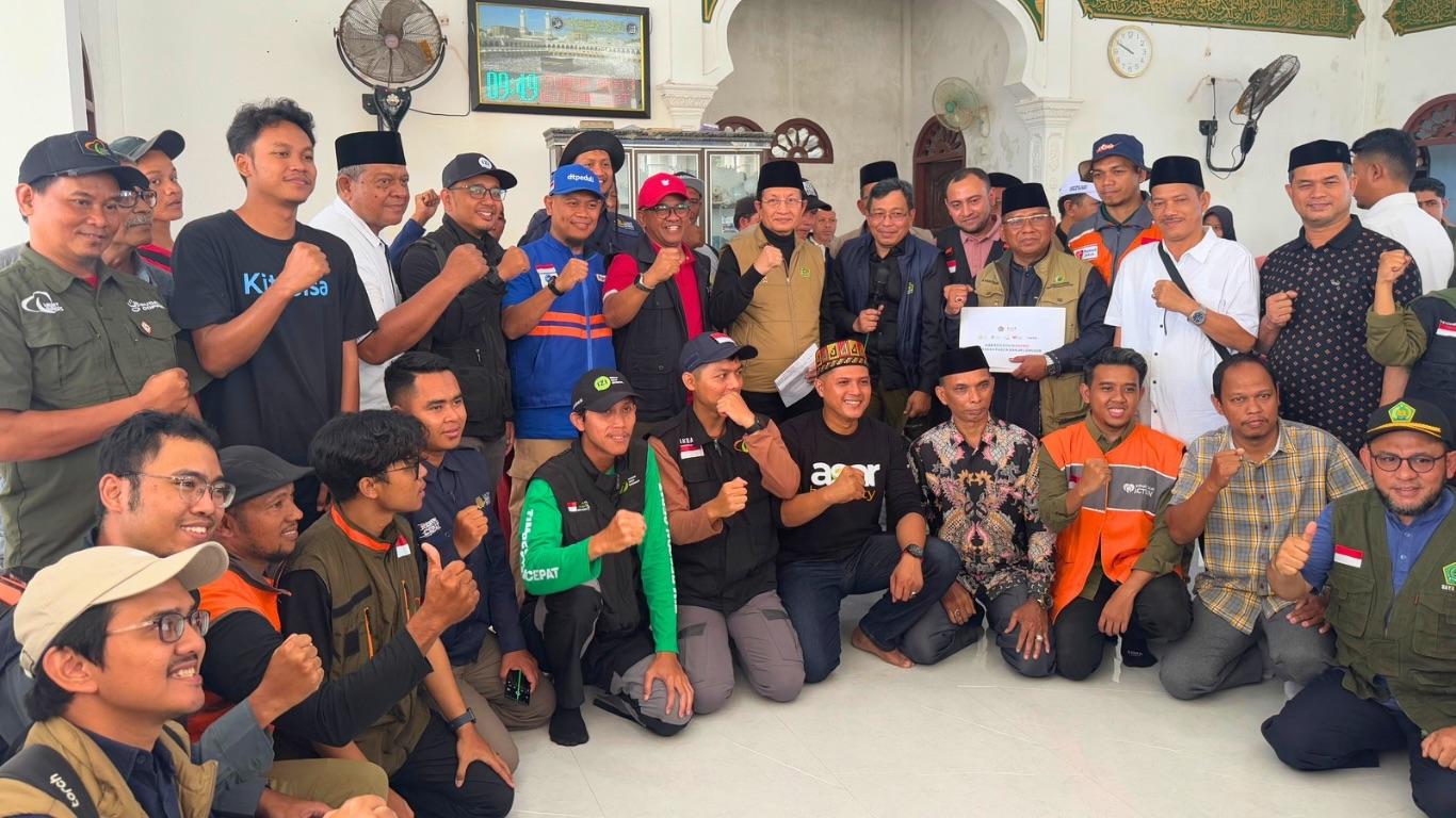 Simbolis pelepasan amil dan relawan ke Tamiang Aceh