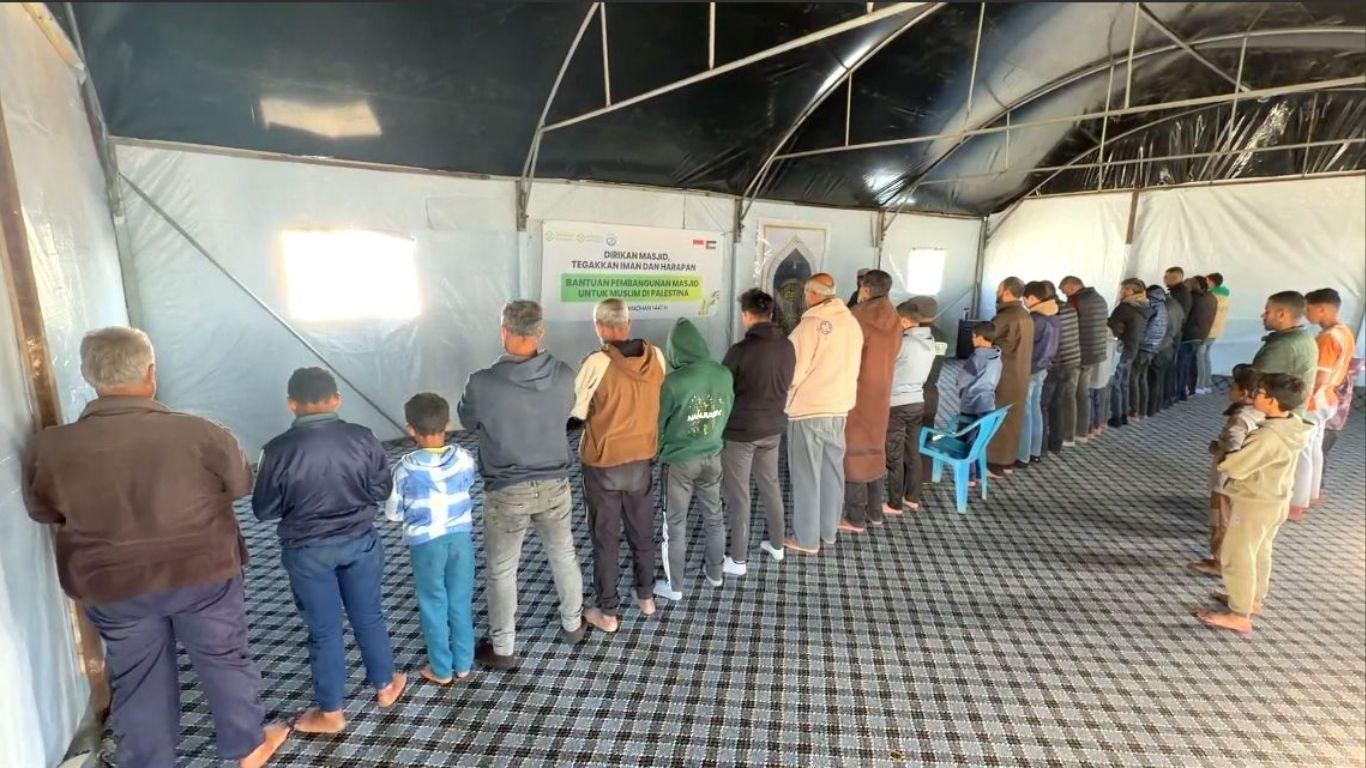 sholat berjamaah di masjid al hidaya