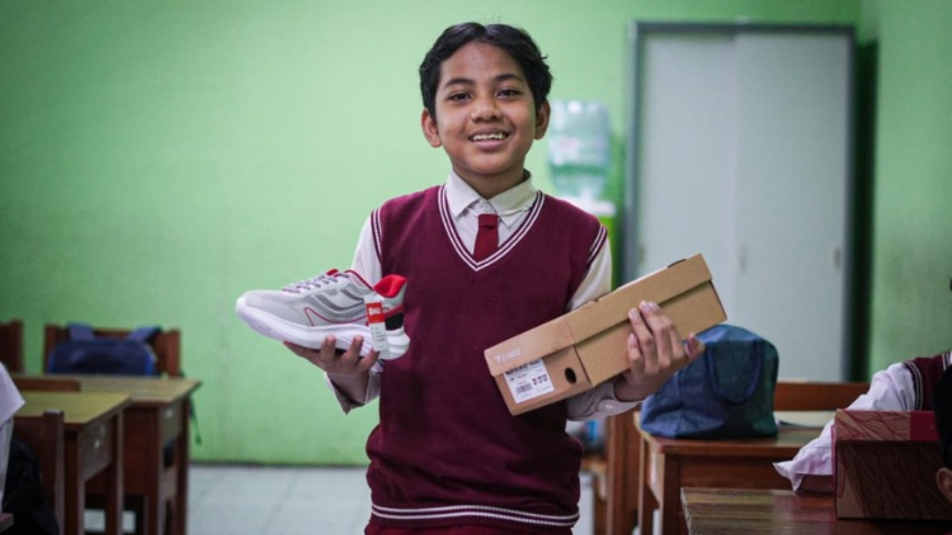 Bakrie Amanah bantuan sepatu sekolah