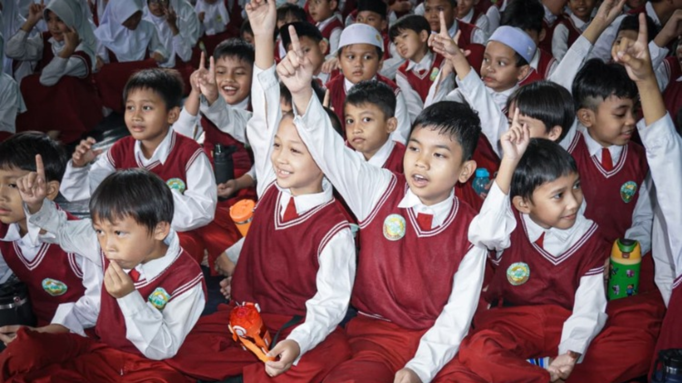 antusias siswa penerima bantuan sepatu sekolah