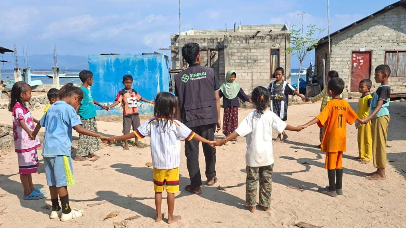 Penyaluran alat sekolah Sinergi Amil Zakat