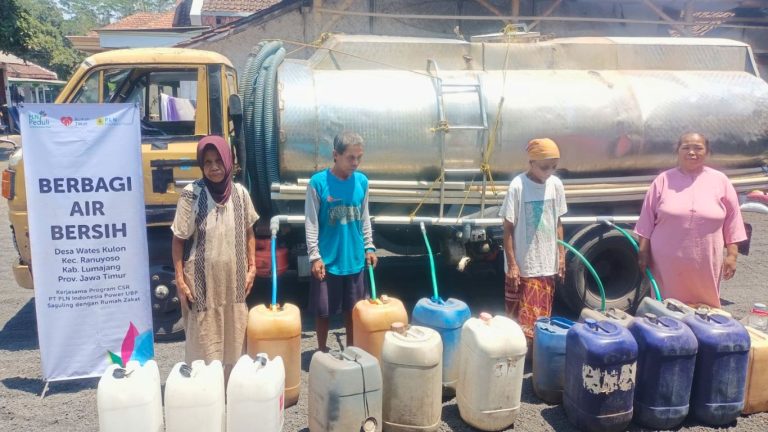 Rumah Zakat dan PLN Salurkan Air bersih Lumajang
