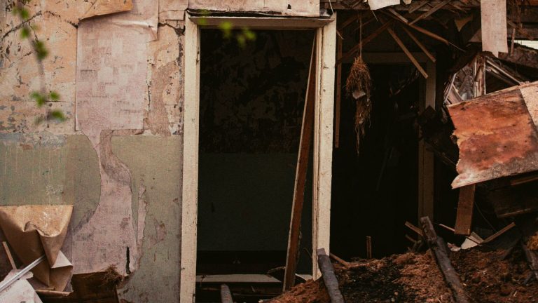 Empat Pintu yang Membisu