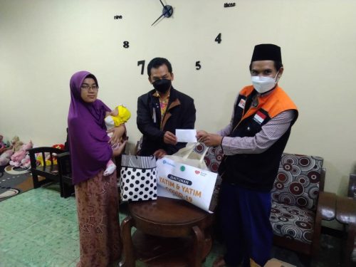 0411RUMAH ZAKAT BERIKAN SANTUNAN UNTUK BAYI YATIM TERDAMPAK COVID-19