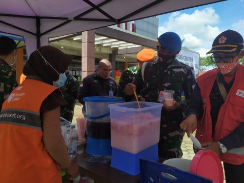 1201RUMAH ZAKAT BERSAMA KHAFILUL YATIM SIAPKAN MAKANAN GRATIS DI POSKO CRISIS CENTER (2)