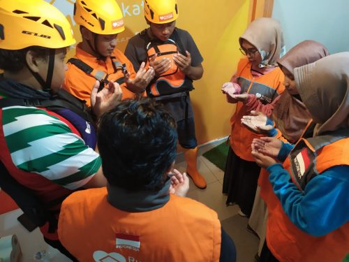 1507RUMAH ZAKAT ACTION TERJUNKAN RELAWAN BANTU KORBAN BANJIR MELAWI (1)