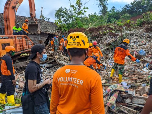 1602RELAWAN RUMAH ZAKAT BANTU EVAKUASI KORBAN BANJIR DAN LONGSOR NGANJUK (2)
