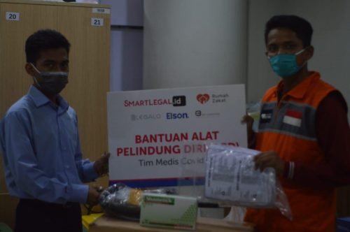 1706RUMAH ZAKAT BERSAMA SMART LEGAL NETWORK KIRIMKAN BANTUAN ALAT PELINDUNG DIRI KE RUMAH SAKIT PENANGANAN CORONA DI JAKARTA (1)