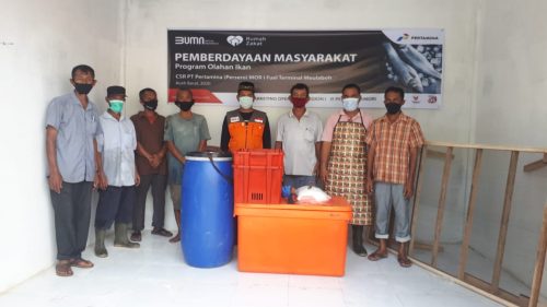 1901PT PERTAMINA (PERSERO) FUEL TERMINAL MEULABOH SALURKAN BANTUAN PROGRAM PENGOLAHAN IKAN ASIN MELALUI RUMAH ZAKAT