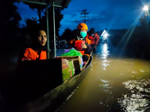 2001GUNAKAN PERAHU KAYU, RUMAH ZAKAT ACTION SALURKAN BANTUAN UNTUK KORBAN BANJIR MARTAPURA (5)