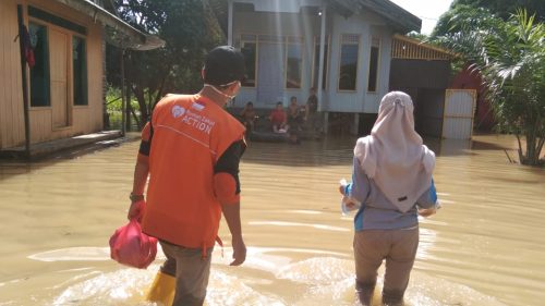 2606AKSI RUMAH ZAKAT ACTION BANTU KORBAN BANJIR DI KALIMANTAN (10)