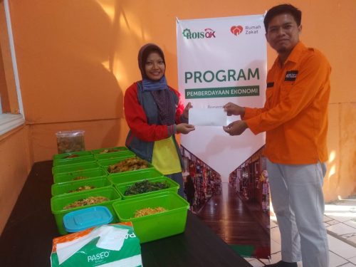 2907ROHIS OJK BERSAMA RUMAH ZAKAT SALURKAN BANTUAN WIRAUSAHA KEPADA WARGA TERDAMPAK COVID-19 (2)