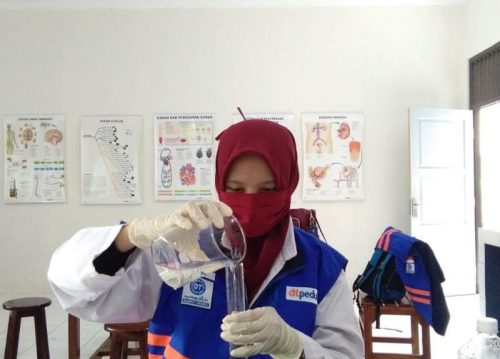 DT Peduli dan Mahasiswa Kimia Produksi Hand Sanitizer Sendiri