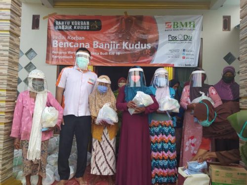 bmh-menyalurkan-bantuan-logistik-kepada-warga-korban-banjir-di_210113075320-935