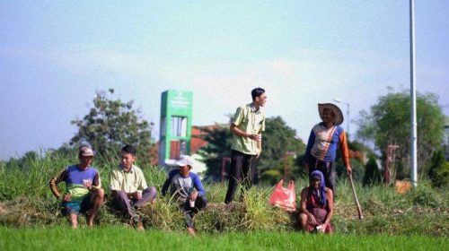 para-relawan-taman-zakat-sedang-mengobrol-dengan-para-petani-dalam-rangka