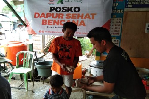 selain-menyalurkan-bantuan-relawan-askar-kauny-juga-mendirikan-dapur_210119184314-797